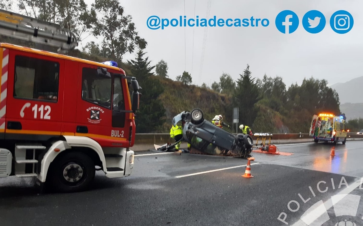 Fotos Una Persona Herida Tras Volcar Su Coche En La A A Su Paso Por