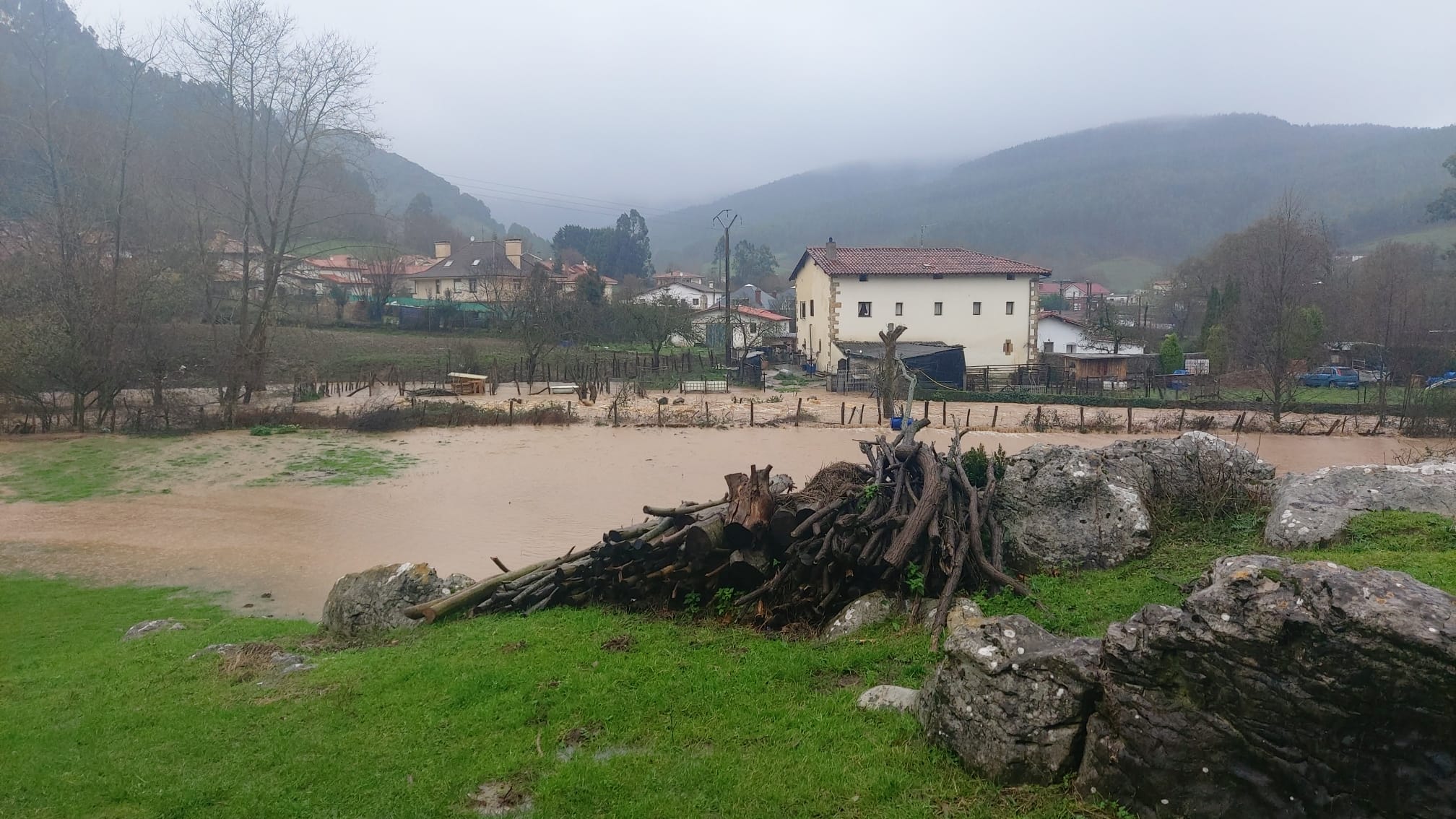 Las lluvias desbordan el río en Castro Urdiales provocando importantes